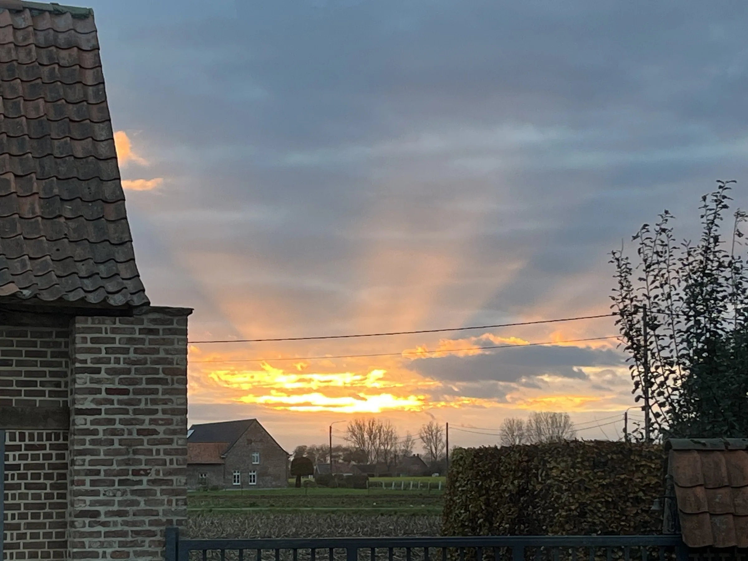 Zonsondergang boven de velden van Outrijve
